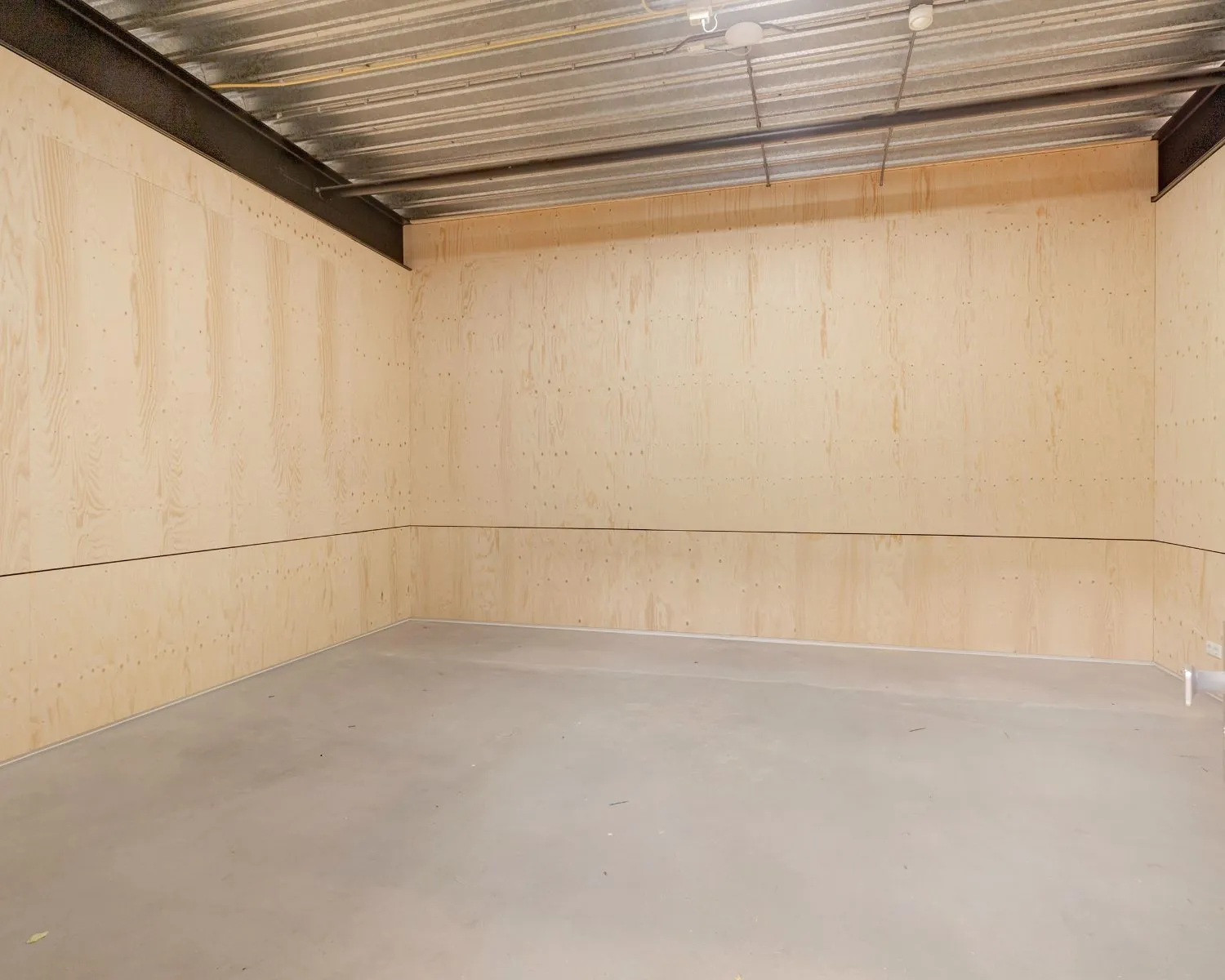 Leegstaande kantoorruimte met houten wanden en betonnen vloer aan de Transistorstraat 151 in Almere.