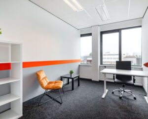 Moderne, lichte kantoorruimte met bureau, vergaderstoel en zithoek aan de Turfstekerstraat 63 in Aalsmeer.