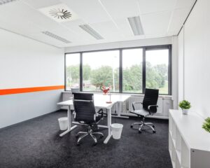 Moderne, lichte kantoorruimte met twee bureaus en bureaustoelen aan de Turfstekerstraat 63 in Aalsmeer.