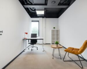 Moderne kantoorruimte met bureau, designstoel en strakke inrichting aan de Turfstekerstraat 63 in Aalsmeer.