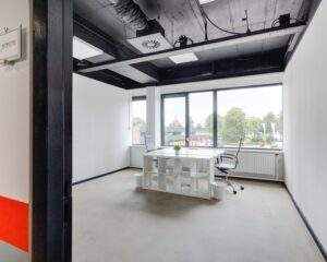 Moderne, lichte kantoorruimte met groot bureau en bureaustoel aan de Turfstekerstraat 63 in Aalsmeer.