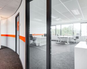 Moderne, lichte kantoorruimte met glazen wand en werkplekken aan de Turfstekerstraat 63 in Aalsmeer.