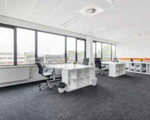 Moderne, lichte kantoorruimte met meerdere bureaus en bureaustoelen aan de Turfstekerstraat 63 in Aalsmeer.
