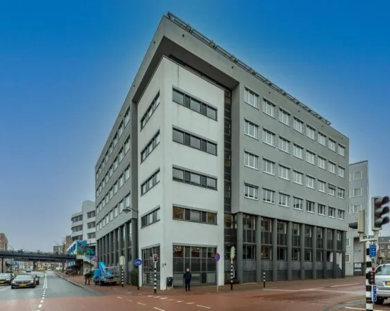 Kantoorgebouw aan de Vossenstraat 6-1 met meerdere verdiepingen en grote ramen op een hoeklocatie in de stad.
