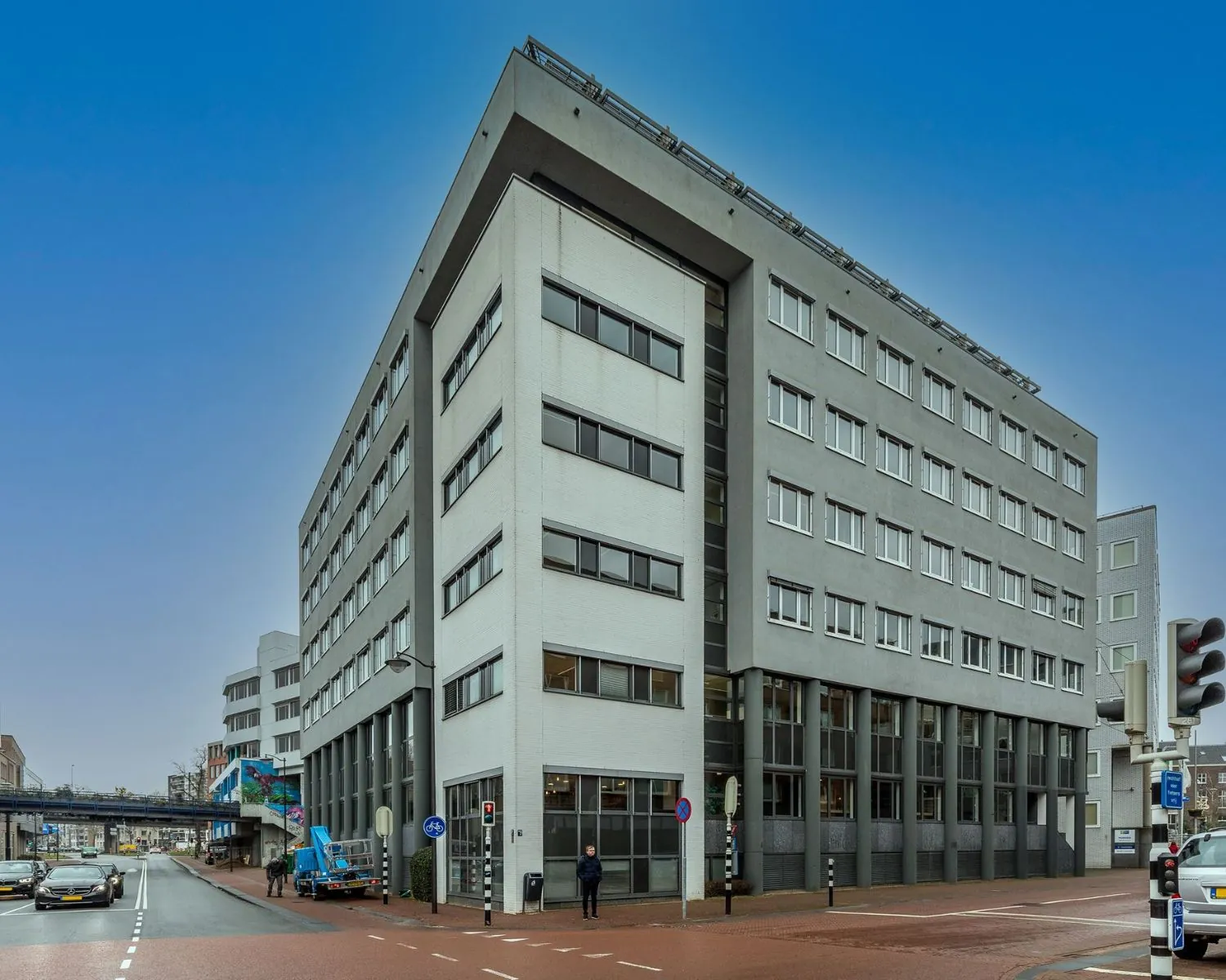 Kantoorgebouw aan de Vossenstraat 6-1 met meerdere verdiepingen en grote ramen op een hoeklocatie in de stad.