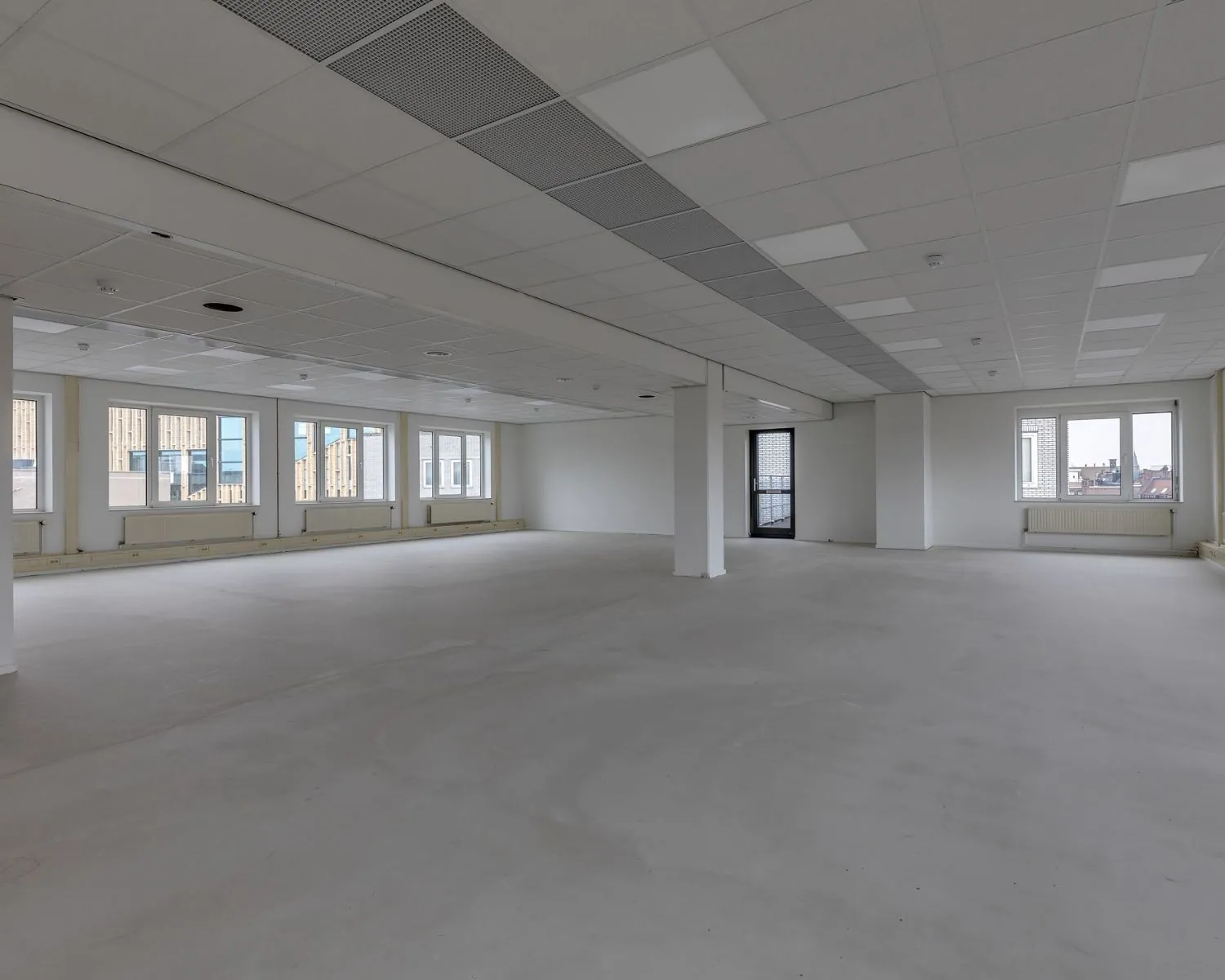 Leegstaande, ruime kantoorruimte te huur aan de Vossenstraat 6 met veel daglichtinval.