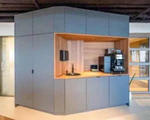 Moderne kitchenette met koffieautomaat en gootsteen in een kantoorruimte aan Weena 778.