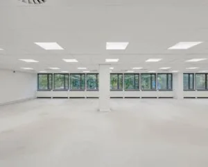 Lichte, lege kantoorruimte met systeemplafond en grote ramen aan de Westblaak 107-147.