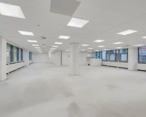 Lichte, ruime kantoorruimte te huur aan de Westblaak met grote ramen en systeemplafond.