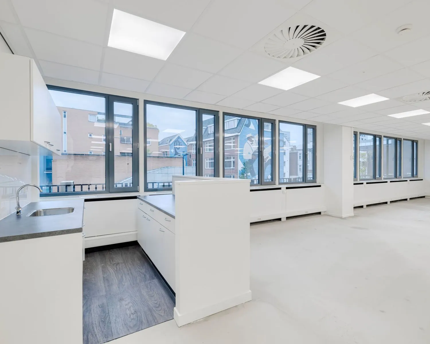 Moderne, lichte kantoorruimte met pantry en grote raampartijen aan de Westblaak in Rotterdam.