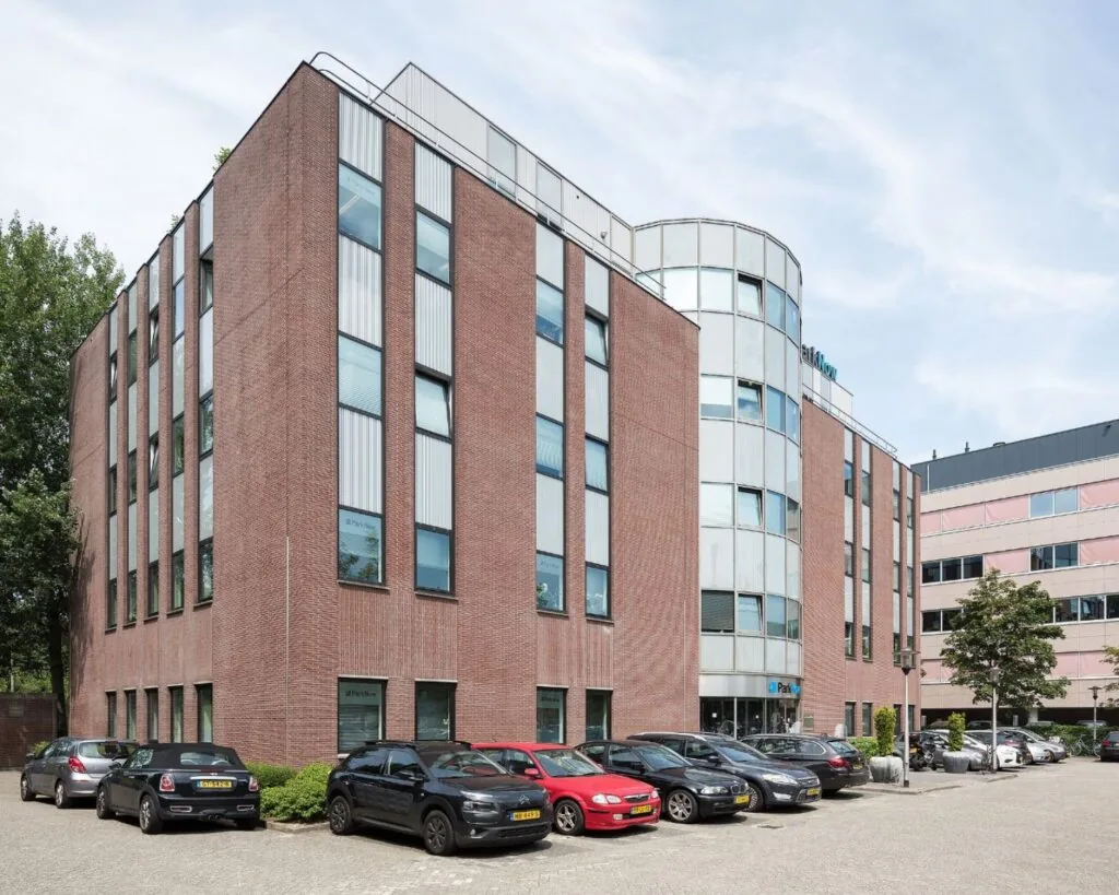 Kantoorruimte te huur in een modern rood bakstenen kantoorgebouw aan de Wisselwerking 40-48 met parkeerplaatsen voor de deur.