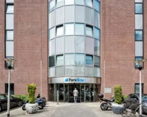 Entree van het kantoorgebouw aan de Wisselwerking 40-48 met het ParkNow-logo boven de ingang.