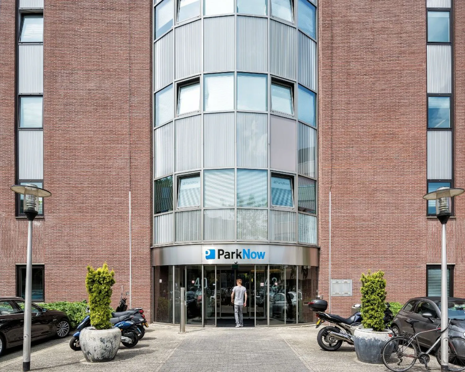 Entree van het kantoorgebouw aan de Wisselwerking 40-48 met het ParkNow-logo boven de ingang.