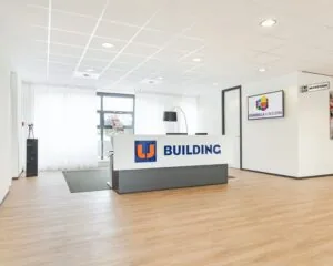 Moderne en lichte receptieruimte van het U Building aan de Zonnebaan 8 in Utrecht.