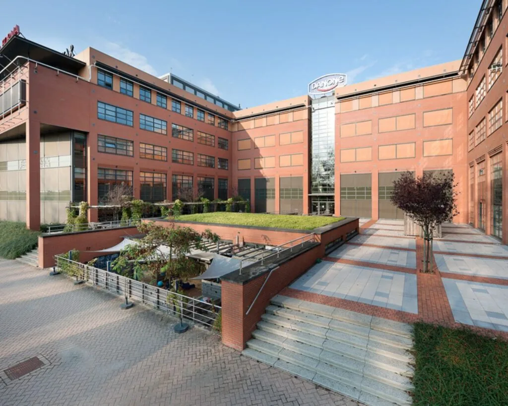 Moderne kantoorruimte met binnentuin aan de Zonnebaan 8 in Utrecht, met zicht op het Danone-gebouw.