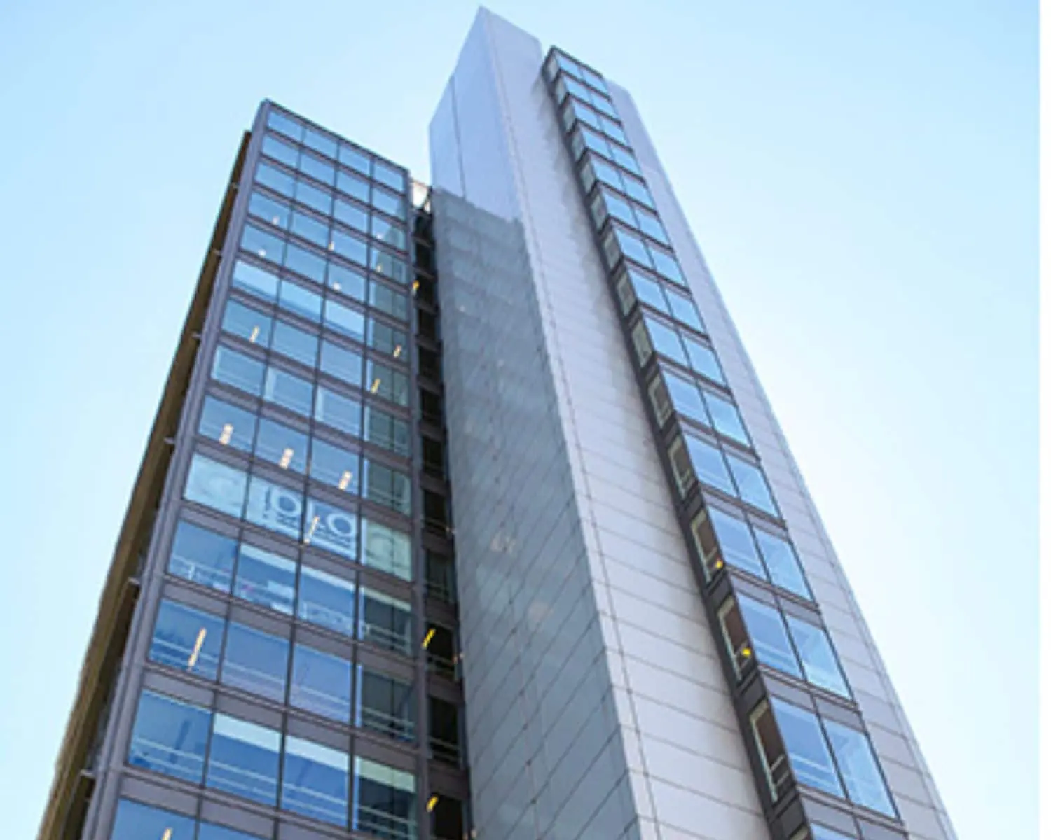 Hoog kantoorgebouw aan de Entree 230-260 in Amsterdam met een moderne glazen gevel.