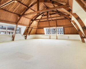 Lichte kantoorruimte op zolderverdieping met houten balkenplafond aan het Houtplein 22 in Haarlem.