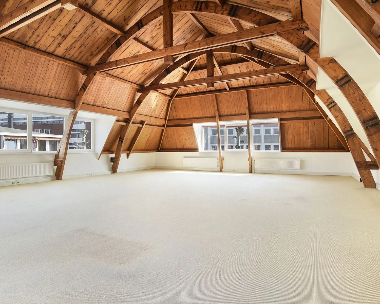 Lichte kantoorruimte op zolderverdieping met houten balkenplafond aan het Houtplein 22 in Haarlem.