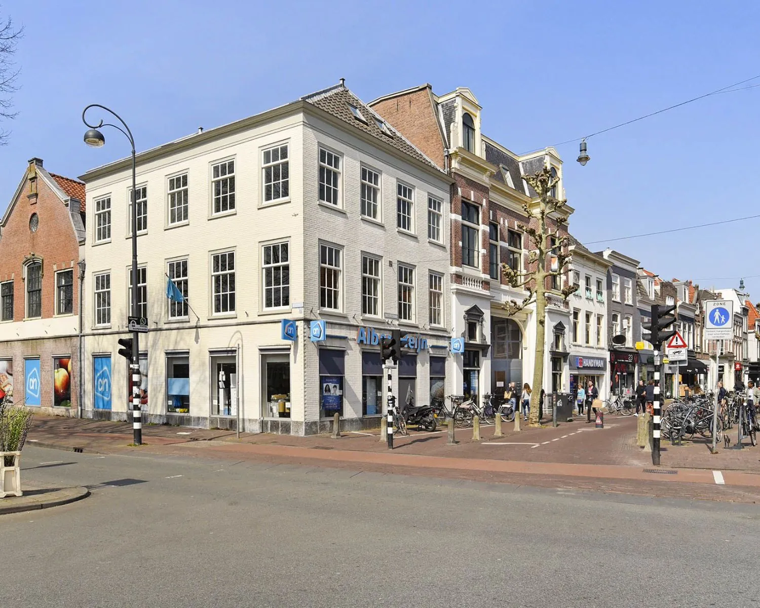 Hoekpand met kantoorruimte en Albert Heijn-filiaal aan het Houtplein 22 in Haarlem.