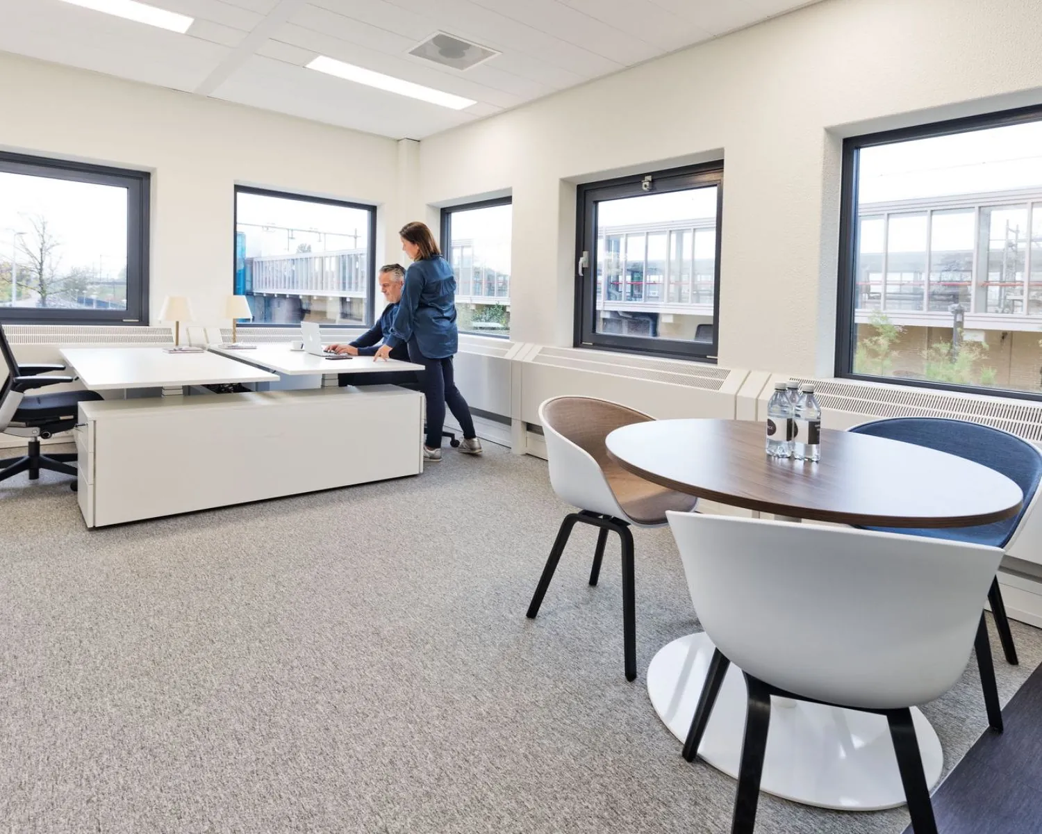 Moderne kantoorruimte in Kennemerhaghe aan de Leidsevaartweg 99 in Heemstede met werkplekken, vergadertafel en grote ramen.