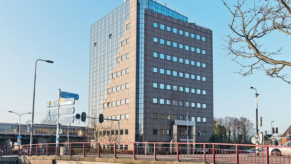 Kantoorverzamelgebouw Kennemerhaghe aan de Leidsevaartweg 99 in Heemstede, gezien vanaf de straatzijde.