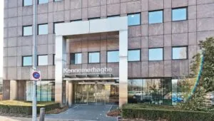 Vooraanzicht van het kantoorgebouw Kennemerhaghe aan de Leidsevaartweg 99 in Heemstede.