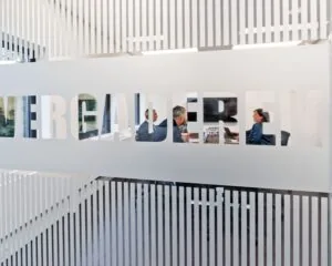 Mensen in overleg in een vergaderruimte van het kantoorpand Kennemerhaghe aan de Leidsevaartweg 99 in Heemstede.