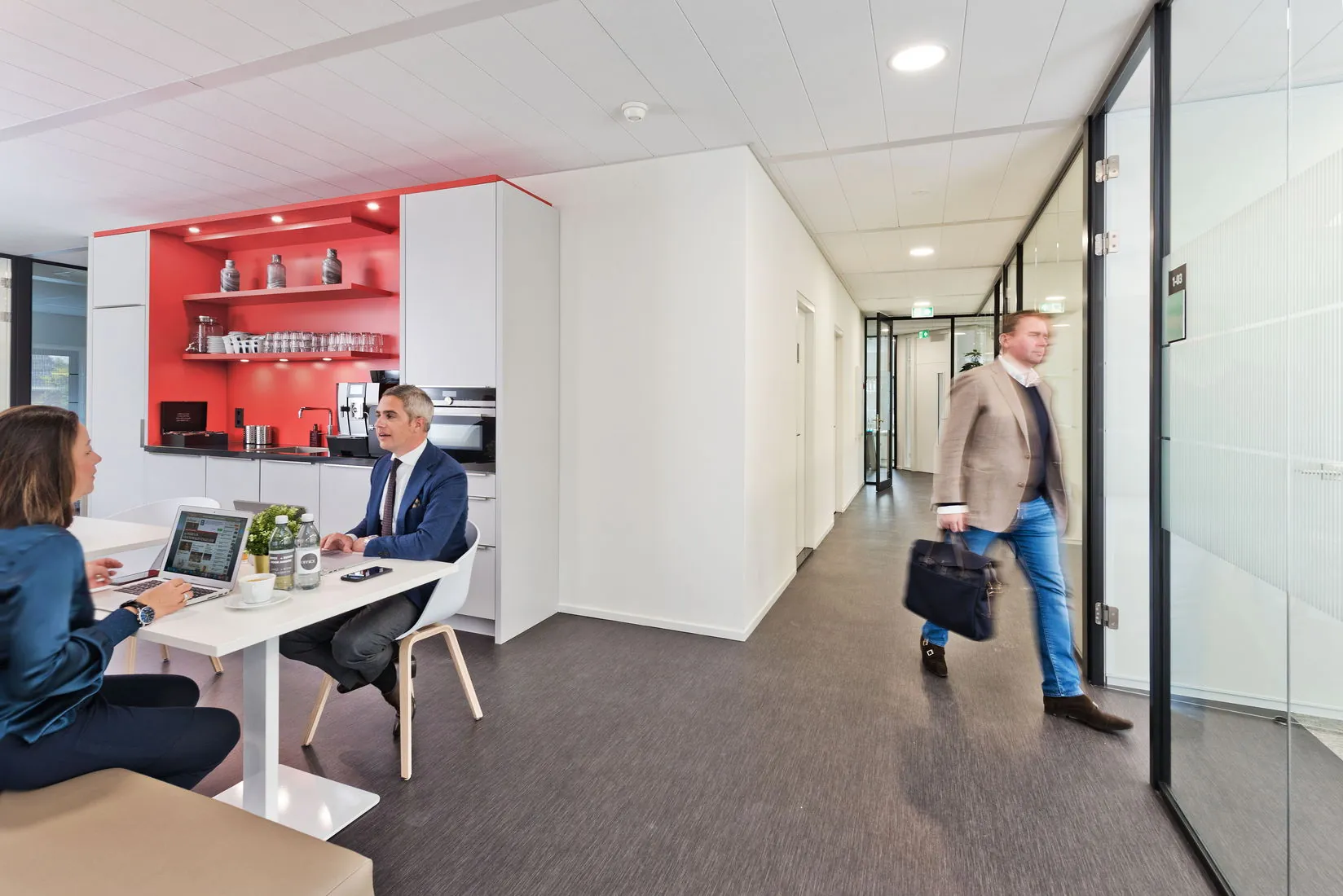 Moderne kantoorruimte met open keuken en zithoek in Kennemerhaghe aan de Leidsevaartweg 99 in Heemstede.