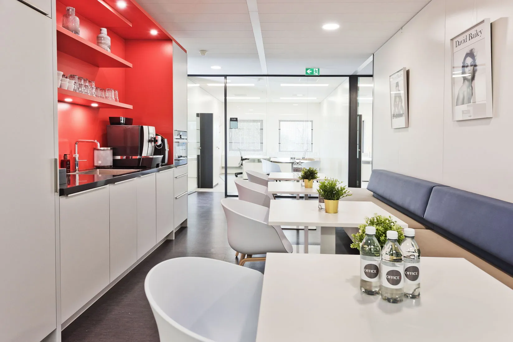 Moderne kantoorruimte met pantry en zitgedeelte in Kennemerhaghe aan de Leidsevaartweg 99 in Heemstede.
