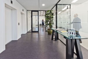 Moderne kantoorruimte in Kennemerhaghe aan de Leidsevaartweg 99 in Heemstede met glazen wanden, een wachttafel en twee liften.
