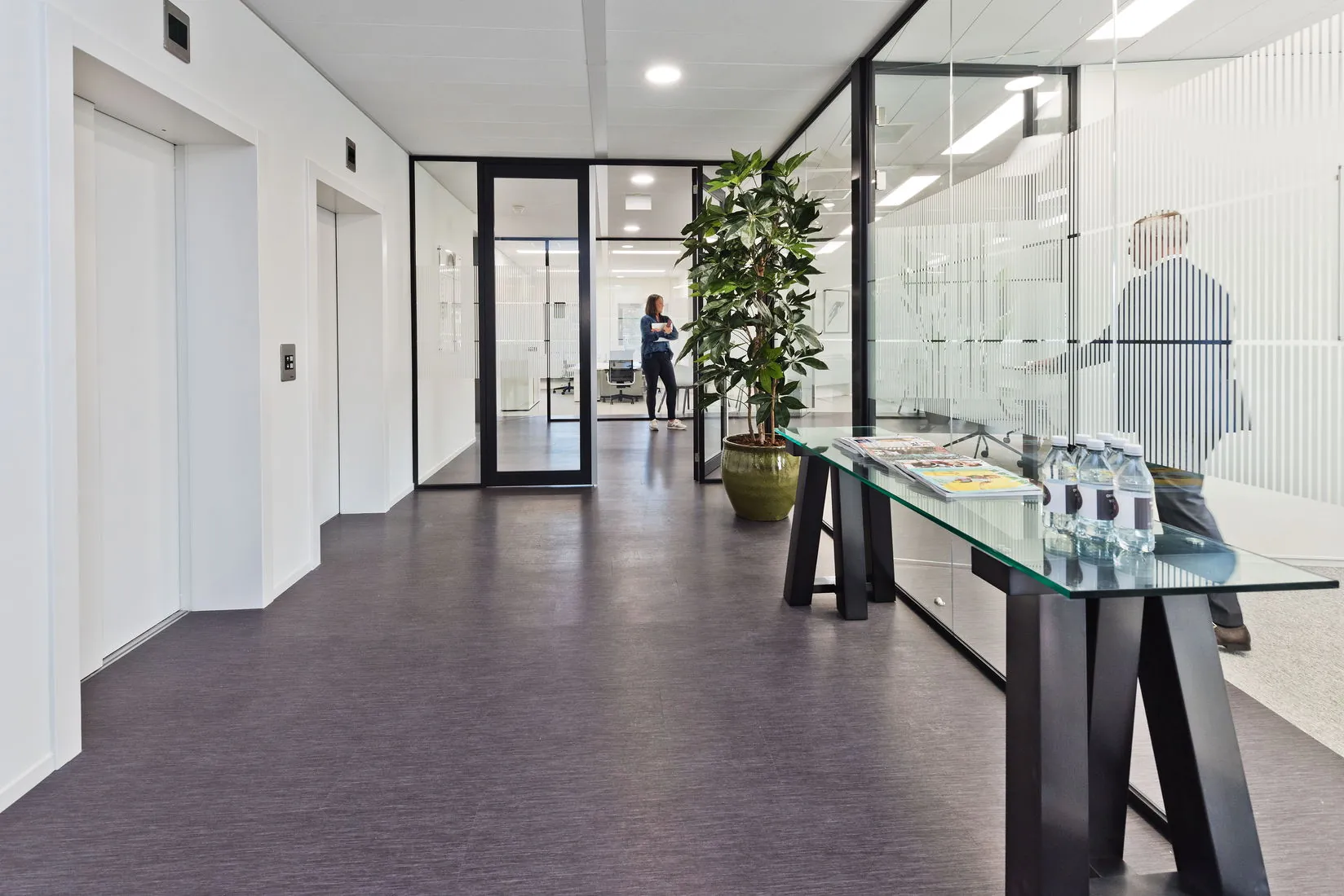 Moderne kantoorruimte in Kennemerhaghe aan de Leidsevaartweg 99 in Heemstede met glazen wanden, een wachttafel en twee liften.