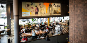 Moderne en drukbezochte kantoorruimte met café en kunst aan de muur aan het Kennemerplein 6-14 in Haarlem.