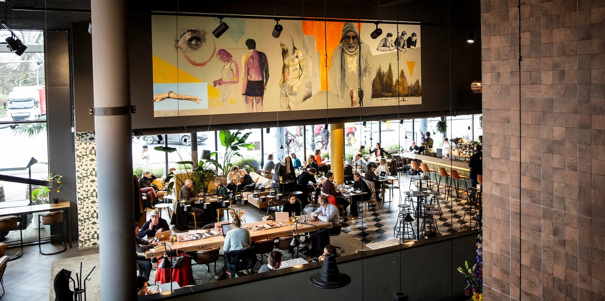 Moderne en drukbezochte kantoorruimte met café en kunst aan de muur aan het Kennemerplein 6-14 in Haarlem.