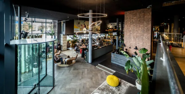 Moderne en sfeervolle kantoorruimte met loungegedeelte en bar aan het Kennemerplein in Haarlem.
