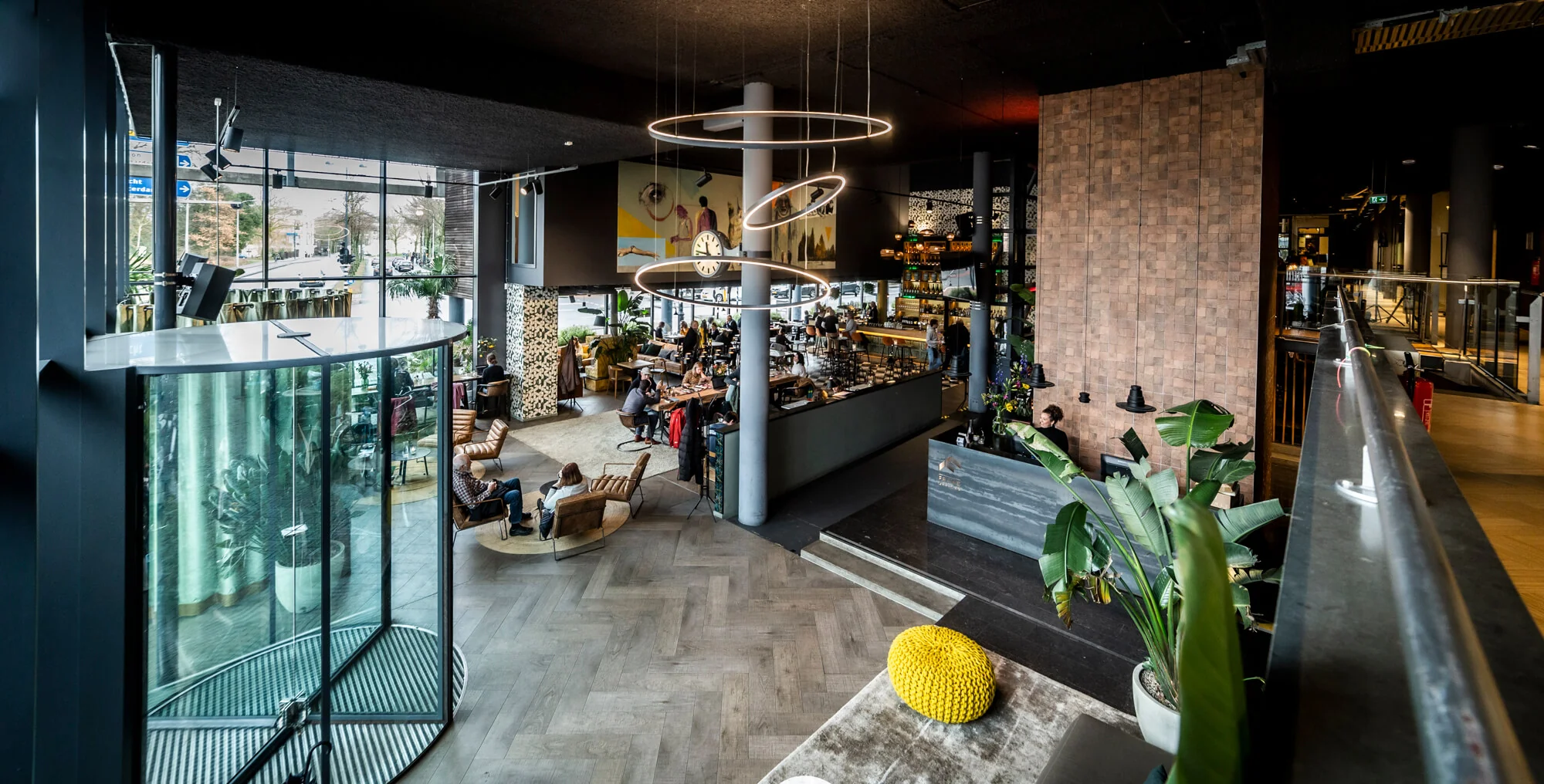 Moderne en sfeervolle kantoorruimte met loungegedeelte en bar aan het Kennemerplein in Haarlem.