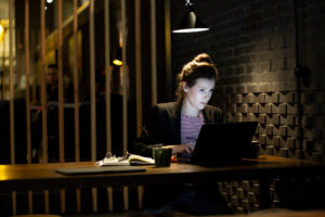 Vrouw werkt geconcentreerd op een laptop in een modern ingerichte kantoorruimte aan het Kennemerplein in Haarlem.