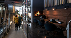 Moderne kantoorruimte aan het Kennemerplein in Haarlem met loungehoek, open haard en werkplekken.