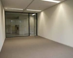 Leeg kantoor met glazen scheidingswand aan de Marten Meesweg 8-10 in Rotterdam.