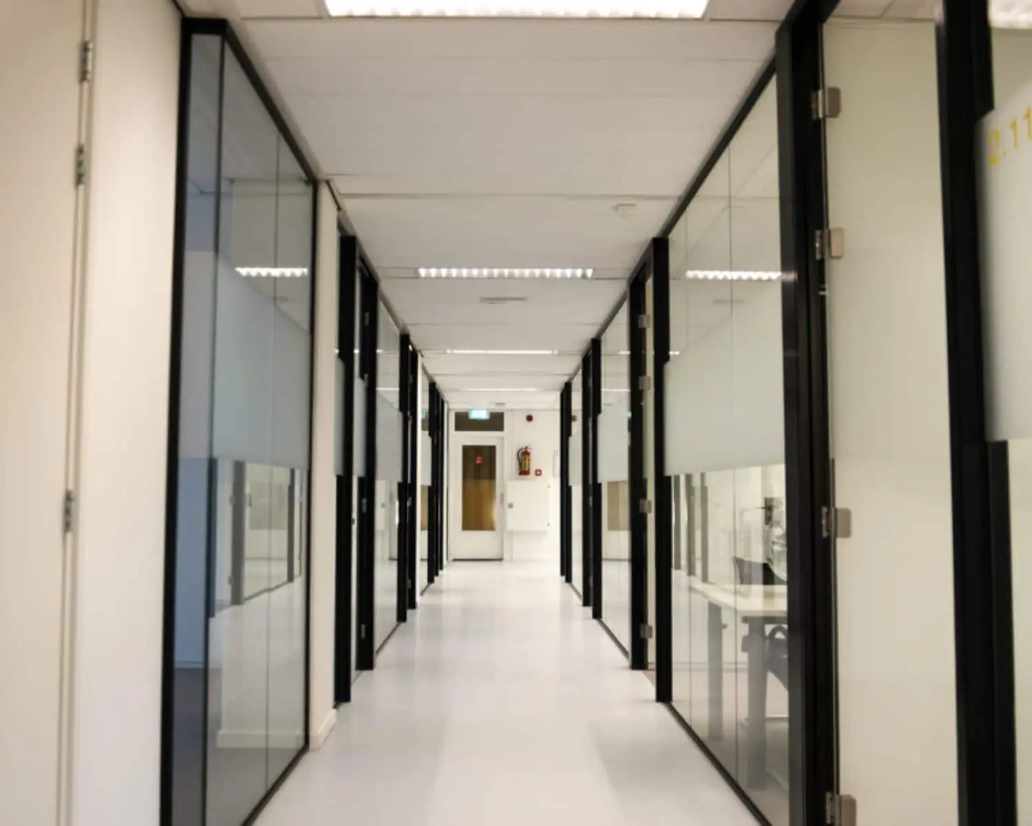 Lichte en moderne kantoorruimte met glazen wanden aan de Marten Meesweg 8-10 in Rotterdam.