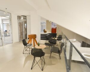 Moderne kantoorruimte met zitgedeelte en designmeubilair in het Olympisch Stadion in Amsterdam.