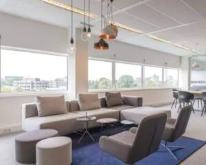 Moderne ingerichte kantoorruimte met zithoek en vergadertafel aan de Overschiestraat 65 in Amsterdam.