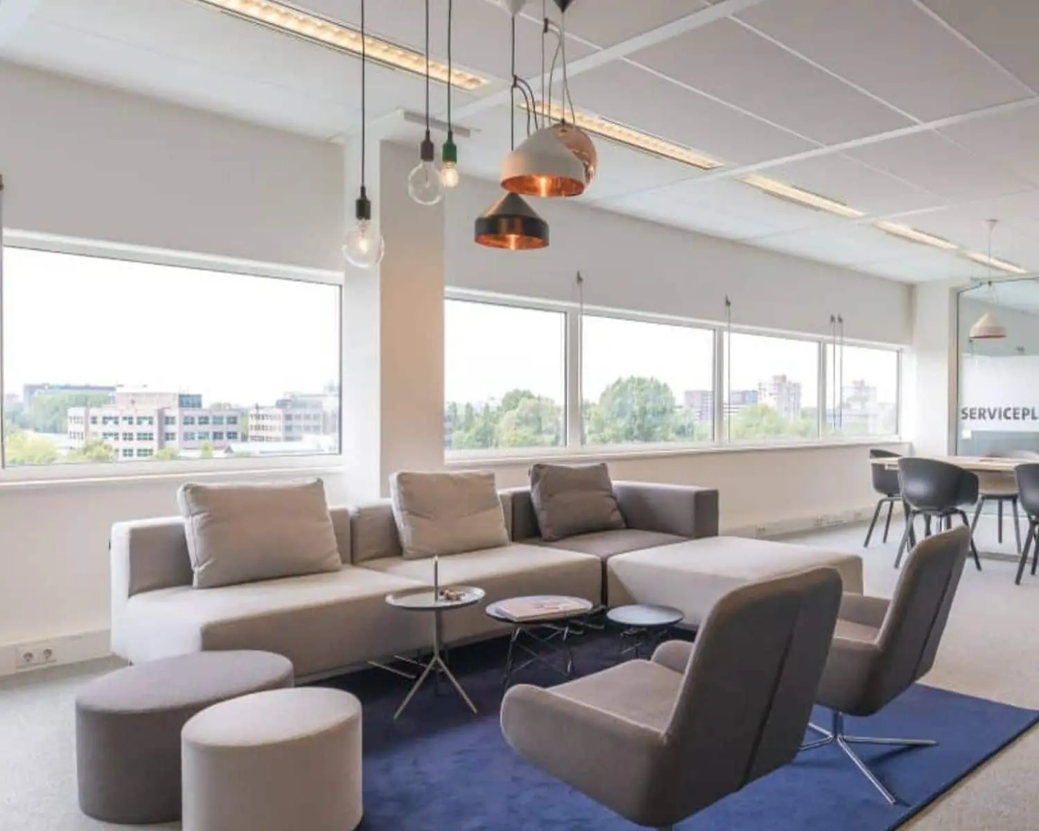 Moderne ingerichte kantoorruimte met zithoek en vergadertafel aan de Overschiestraat 65 in Amsterdam.