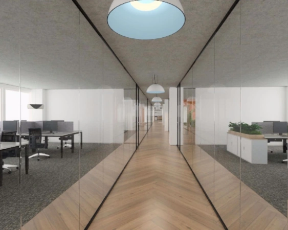 Moderne kantoorruimte aan de Overschiestraat in Amsterdam met glazen wanden en gedeelde werkplekken.