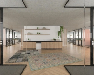 Moderne kantoorruimte aan de Overschiestraat in Amsterdam met houten vloer, glazen wanden en een receptiebalie.