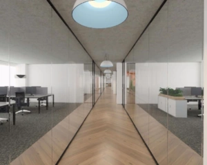 Moderne kantoorruimte aan de Overschiestraat in Amsterdam met glazen wanden en werkplekken aan beide zijden van een centrale gang.