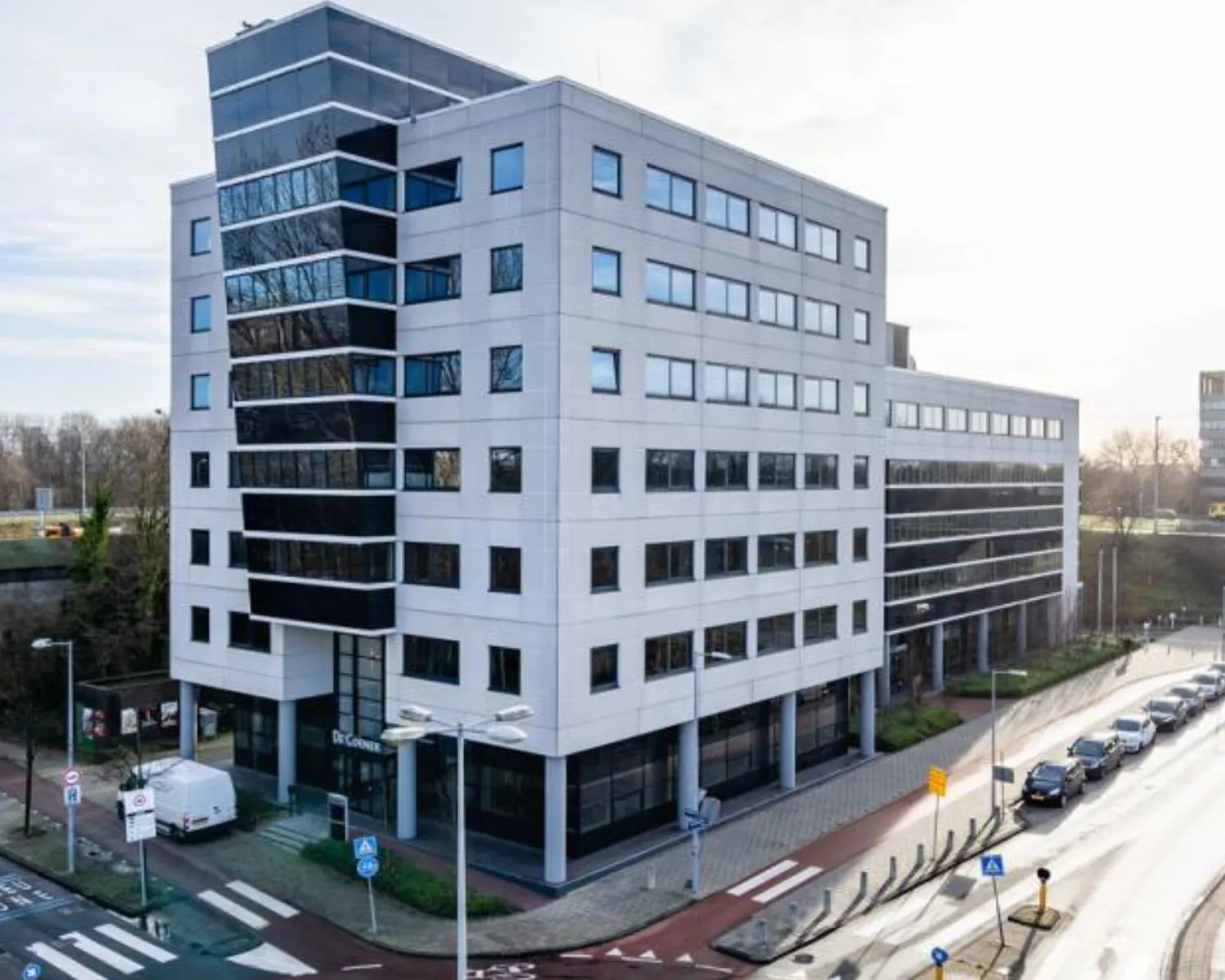Modern kantoorgebouw aan de Overschiestraat in Amsterdam met meerdere verdiepingen en grote ramen.