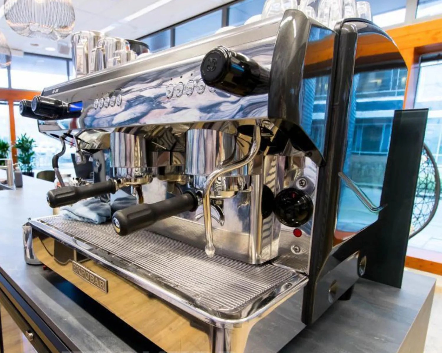 Professionele espressomachine op het aanrecht in een moderne kantoorruimte aan het Smallepad 32 in Amersfoort.