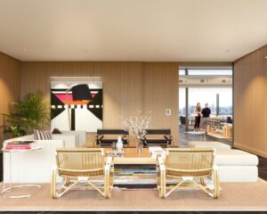 Moderne kantoorruimte met stijlvolle zithoek en uitzicht op vergaderruimte aan de Stadhouderskade in Amsterdam.