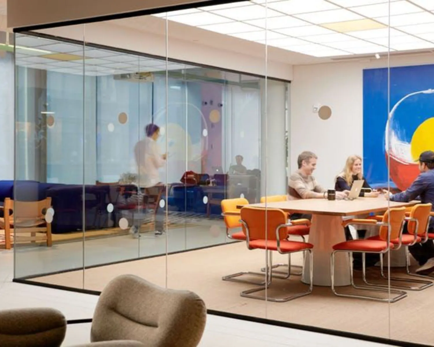 Moderne vergaderruimte met glazen wanden en kleurrijk interieur in een kantoor aan de Stadhouderskade 5 in Amsterdam.