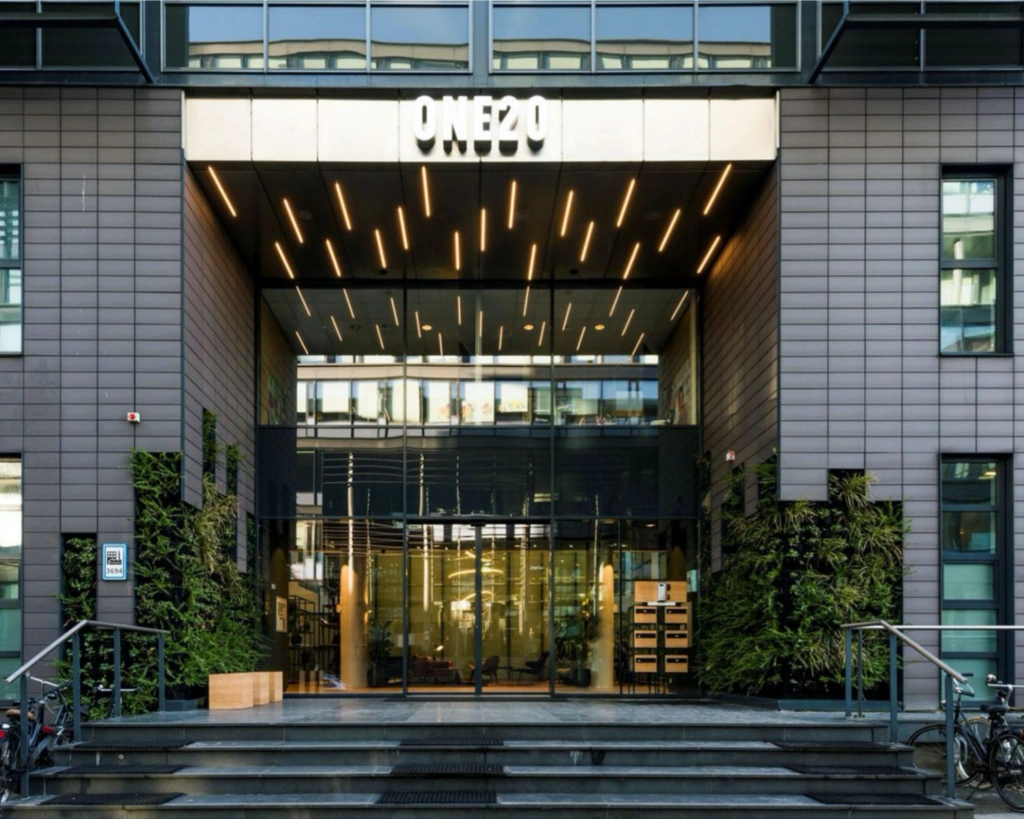 Moderne entree van het kantoorgebouw ONE20 aan de Teleportboulevard 120 in Sloterdijk, Amsterdam.